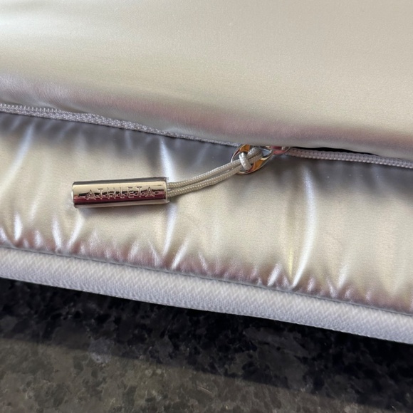 Athleta Silver Metallic Laptop Sleeve VGUC - Picture 9 of 10